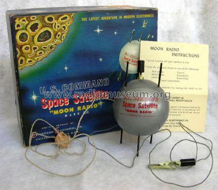 US Commander Space Satellite 'Moon Radio' 640 Mark II ; Educational (ID = 1401213) Crystal