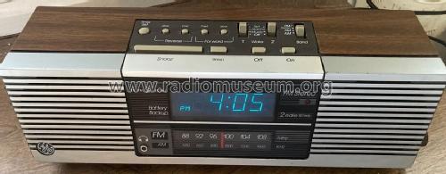 AM/FM/FM Stereo Clock Radio 7-4945A; General Electric Co. (ID = 2907720) Radio