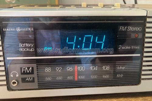 AM/FM/FM Stereo Clock Radio 7-4945A; General Electric Co. (ID = 2907722) Radio