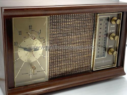 VINTAGE top GENERAL ELECTRIC GE C-540A AM FM CLOCK RADIO ALARM WALNUT CABINET 60'S