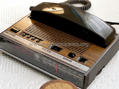 Electronic Digital FM/AM 7-4712; General Electric Co. (ID = 1207307) Radio