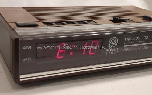 Electronic Digital FM/AM Clock Radio 7-4624B 'Space Saver'; General Electric Co. (ID = 2858142) Radio