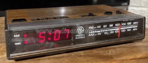 Electronic Digital FM/AM Clock Radio 7-4624B 'Space Saver'; General Electric Co. (ID = 2858807) Radio