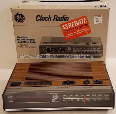 Electronic Digital FM/AM Clock Radio 7-4624B 'Space Saver'; General Electric Co. (ID = 2908051) Radio