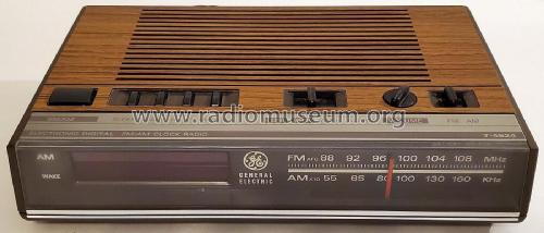 Electronic Digital FM/AM Clock Radio 7-4624B 'Space Saver'; General Electric Co. (ID = 2908052) Radio