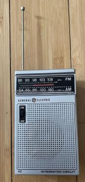 FM/AM Radio 7-2582D; General Electric Co. (ID = 2892950) Radio