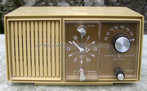 Solid State Clock Radio C2420D-LT. Beige; General Electric Co. (ID = 3042793) Radio