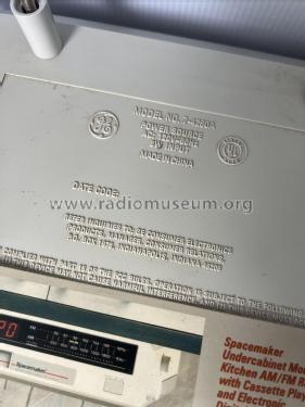 Spacemaker® - AM FM Radio - Cassette Player 7-4260A; General Electric Co. (ID = 2824514) Radio