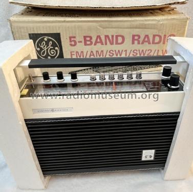 World Monitor 5-Band Radio P2920A Ch= R14GE; General Electric Co. (ID = 3140368) Radio