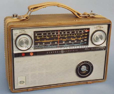 Vintage transistor radio General Electric GE WORLD MONITOR P-990C 17 multi  band