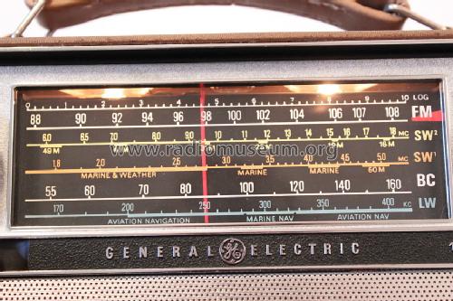 Vintage transistor radio General Electric GE WORLD MONITOR P-990C 17 multi  band