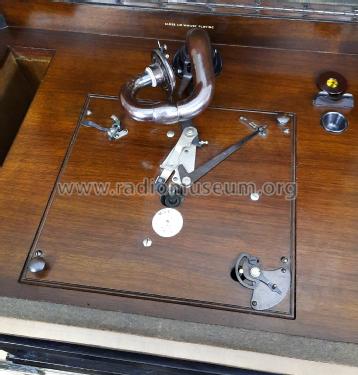 Modern Console Gramophone 153; HMV Brand, His (ID = 3086601) TalkingM