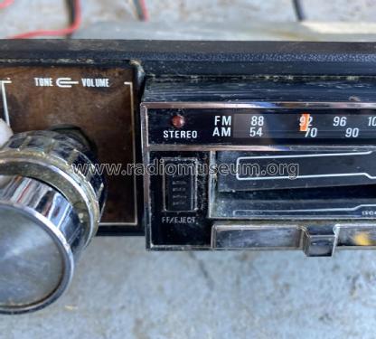 KID-585; Kraco Enterprises (ID = 2824582) Car Radio