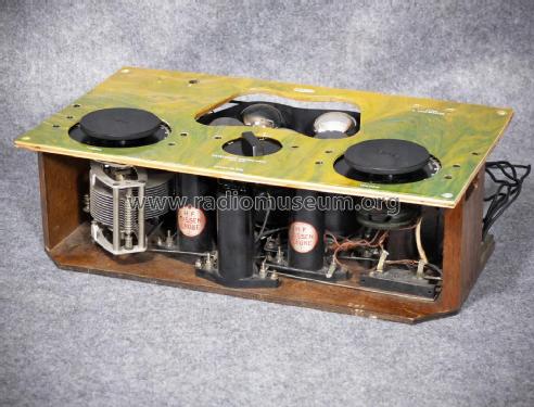 Lissenola 5 valve portable ; Lissen Ltd.; London (ID = 2840651) Radio