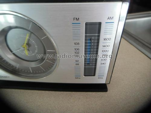 AM/FM Radio Analog Quartz Clock 06-30-33; MacDonald (ID = 2523438) Radio