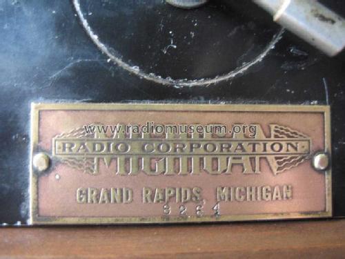 Midget M 10; Michigan Radio Corp. (ID = 782173) Radio
