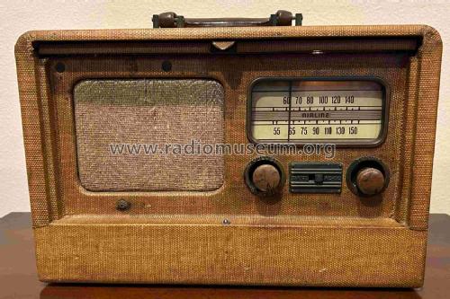 04BR-566A ; Montgomery Ward & Co (ID = 3029362) Radio