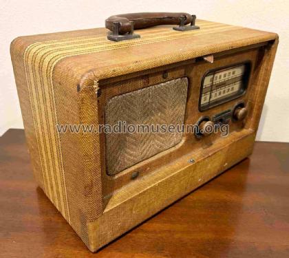 04BR-566A ; Montgomery Ward & Co (ID = 3029363) Radio