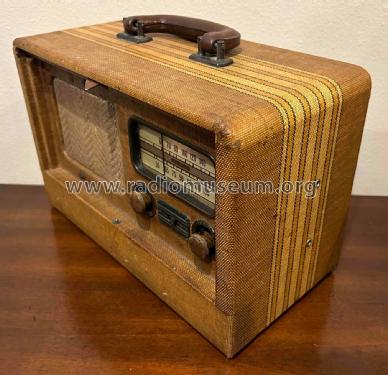 04BR-566A ; Montgomery Ward & Co (ID = 3029365) Radio