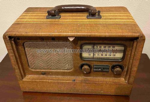 04BR-566A ; Montgomery Ward & Co (ID = 3029366) Radio