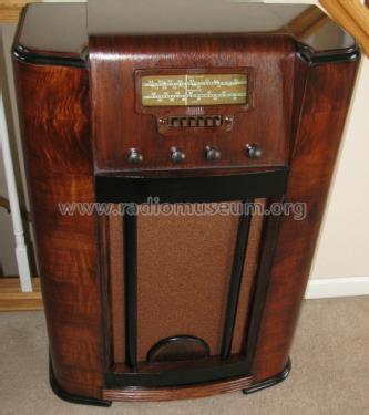 04WG-727 ; Montgomery Ward & Co (ID = 2930022) Radio