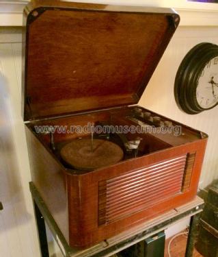 14WG-739 Order= P462 A 739 ; Montgomery Ward & Co (ID = 2029961) Radio