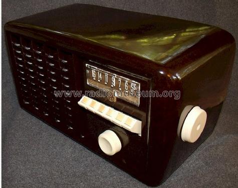 84BR-1517A ; Montgomery Ward & Co (ID = 1242518) Radio