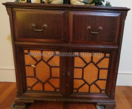 84BR-2733A ; Montgomery Ward & Co (ID = 1439736) Radio