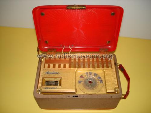 84GCB-1062A ; Montgomery Ward & Co (ID = 675848) Radio