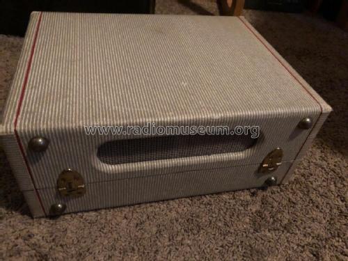 94GHM-934A ; Montgomery Ward & Co (ID = 2695518) Radio