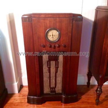 Airline 62-194 ; Montgomery Ward & Co (ID = 1942109) Radio