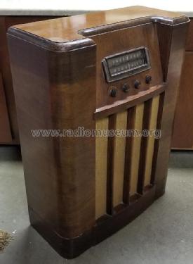 Airline 64WG-2500B Order= 62 C 2500 R ; Montgomery Ward & Co (ID = 2440715) Radio