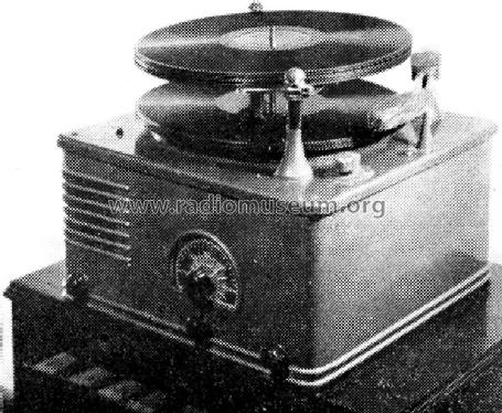 Radio Phonograph ; Northeastern (ID = 1157135) R-Player