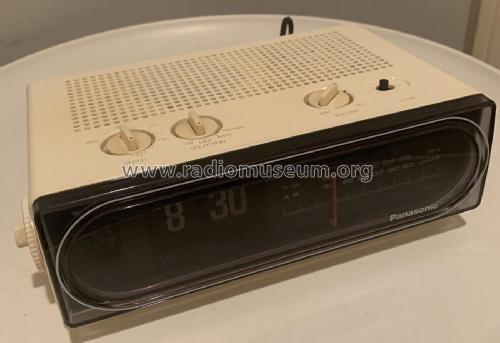 Radio despertador NATIONAL PANASONIC modelo RC 6010B.