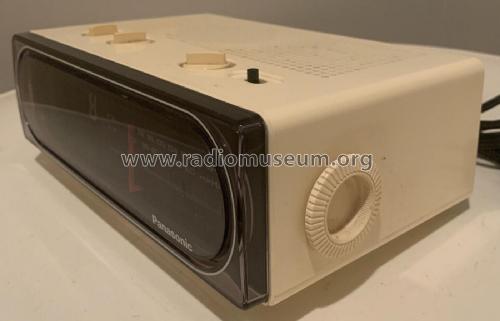 Radio despertador NATIONAL PANASONIC modelo RC 6010B.