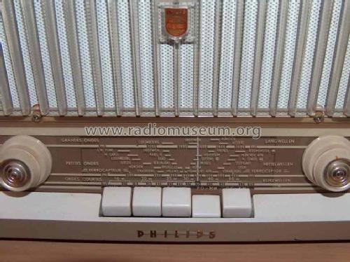 B3X80U /04; Philips Belgium (ID = 297613) Radio