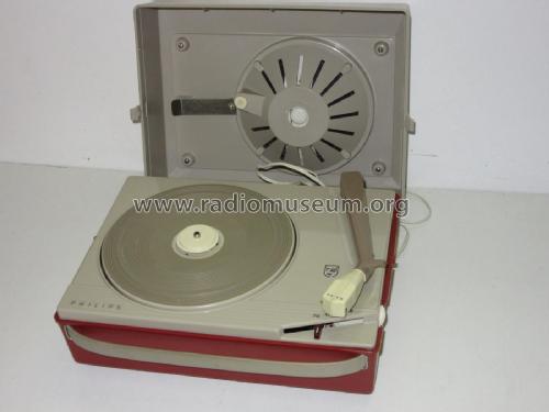 Portable Record Reproducer AG4026 /90 /90A Ch= AG2026-90; Philips; Eindhoven (ID = 2124533) R-Player