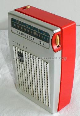 Philips L0X25T/00L AM-SW transistor radio circa early 1960's 