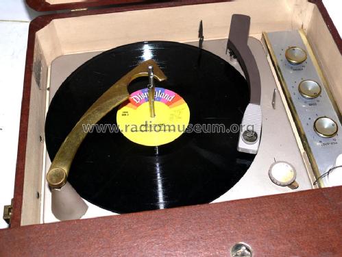 SHF-9 Ch= RS-158D; RCA RCA Victor Co. (ID = 1101427) R-Player