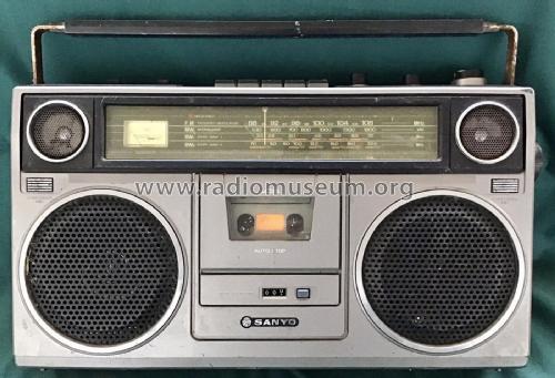 4 Band Stereo Radio Cassette Recorder 4 Speakers M-9930K; Sanyo Electric Co. (ID = 2776879) Radio