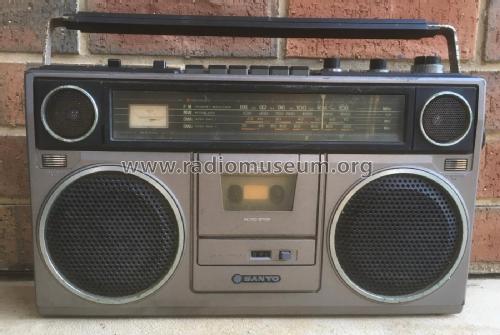 4 Band Stereo Radio Cassette Recorder 4 Speakers M-9930K; Sanyo Electric Co. (ID = 3098999) Radio