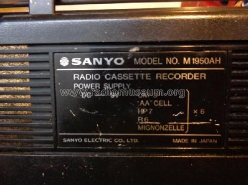 Mini Radio Cassette Recorder with Quartz Clock M1950AH; Sanyo Electric Co. (ID = 2338039) Radio