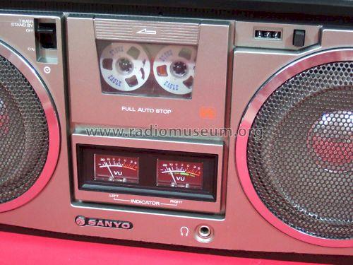 Stereo Cassette Recorder with Quartz Clock 4-Band M-9990LU; Sanyo Electric Co. (ID = 1010789) Radio