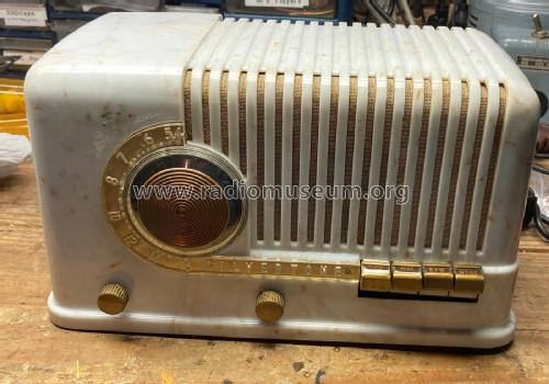 Silvertone 7008 Commentator Ch= 132.812-1 and -1A, -1B; Sears, Roebuck & Co. (ID = 3045072) Radio