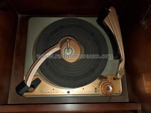 Silvertone Medalist 8250A Ch= 528.59070; Sears, Roebuck & Co. (ID = 2441214) R-Player