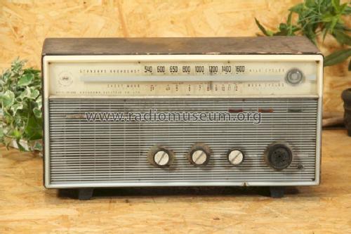 6E-200; Sharp; Osaka (ID = 1251053) Radio