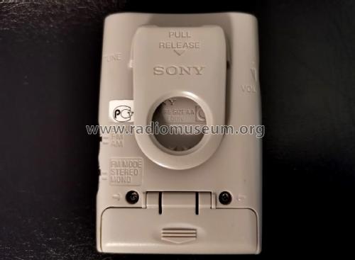 FM/AM Walkman SRF-59; Sony Corporation; (ID = 3008308) Radio