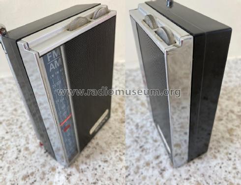 1964 muy pequeña radio portátil de Sony TFM-825DL Fotografía de