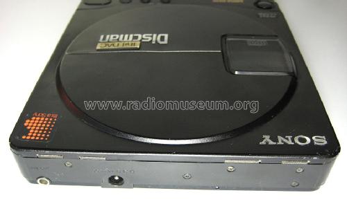 Discman - Mega Bass D-99 R-Player Sony Corporation; Tokyo, build