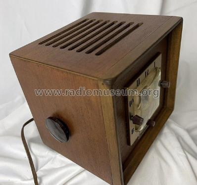 Radio & Electric Clock Combination 5182A; Trav-Ler Karenola (ID = 2822385) Radio